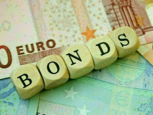 Euro zone government bond yields drop after inflation data