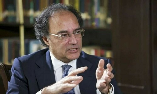 نان فائلرز کو جائیداد اور گاڑی خریداری پر پابندی کا سامنا کرنا پڑے گا، وزیر خزانہ