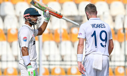 Shan Masood leads from front as Pakistan reach 328-4 v England