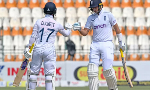 Record-breaking Root helps England dominate Pakistan in first Test