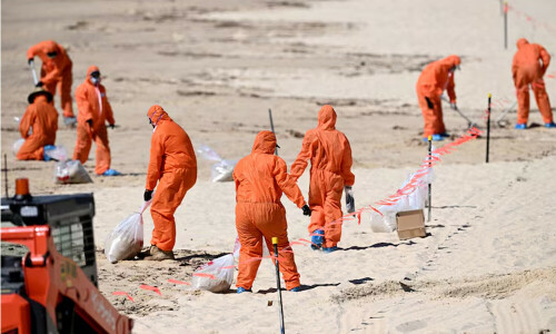 Sydney beaches closed due to toxic &lsquo;tar balls&rsquo;