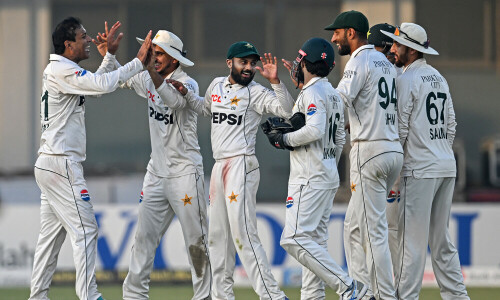 Pakistan crush England in second Test to set up series decider