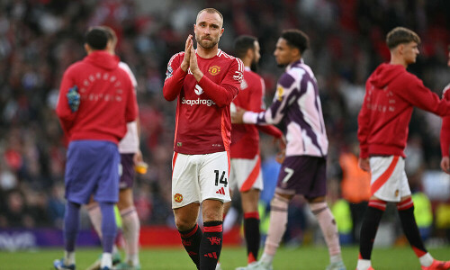 Man United win for first time in a month, Villa climb to fourth in table