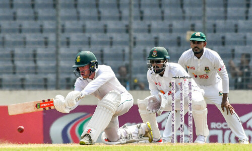 Bangladesh battle at 101-3 as South Africa threaten innings defeat