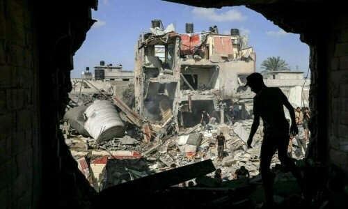 Hamas official says ready to stop fighting if Israel accpets Gaza truce