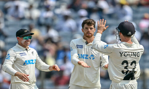 New Zealand lead by 301 after Santner&rsquo;s 7-53 in India Test