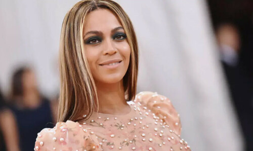 Beyonce v Joe Rogan: stars power up US election