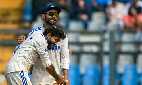 India bowl out New Zealand for 235 in third Test