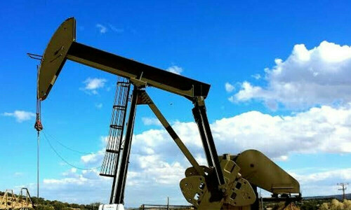 Oil trades in tight range ahead of US election result