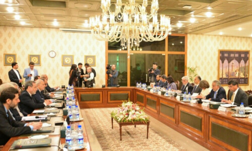 Deputy PM Dar, Iranian FM Araghchi commit to enhance trade, investment