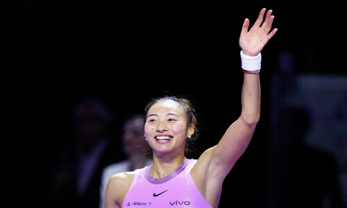 Zheng beats Paolini to march into WTA Finals semis
