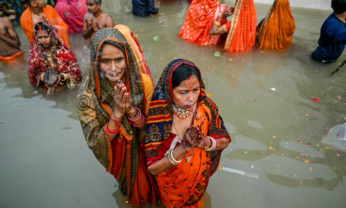 India&rsquo;s Hindus bathe in holy river defiled by pollution
