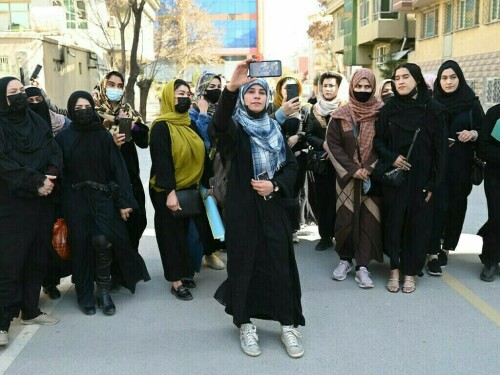 افغان خواتین کو ایک دوسرے کے ساتھ بات کرنے سے منع نہیں کیا گیا، وزارت اخلاقیات