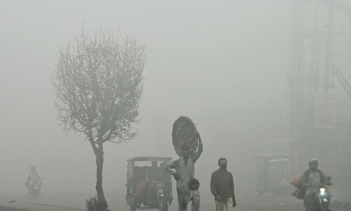 پاکستان میں ریکارڈ اسموگ سے تشویش، بے چینی کی فضا