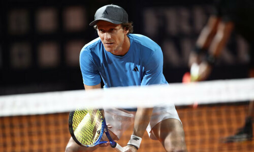 Former Uruguay striker swings and misses as tennis debut ends in defeat