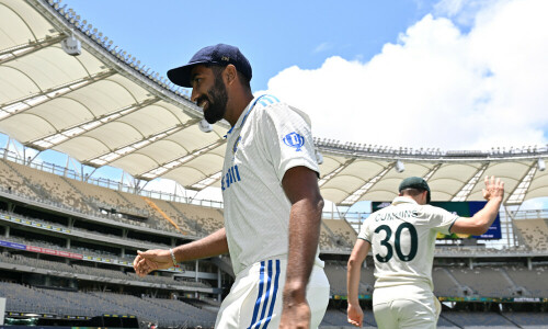 India fight back against Australia as 17 wickets tumble on opening day