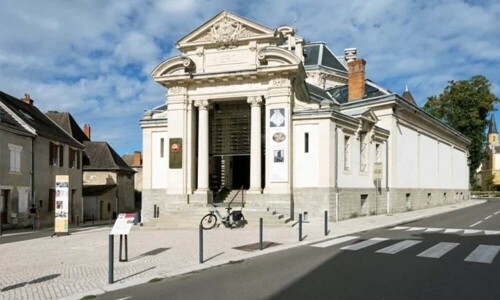 Jewels classed &lsquo;national treasure&rsquo; snatched in French heist