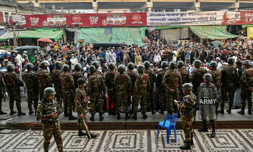 Bangladesh protesters besiege key newspaper demanding closure