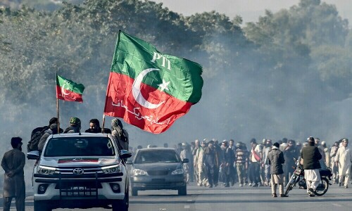 پی ٹی آئی کے 800 کارکن گرفتار، گنڈاپور اور بشریٰ بی بی کریک ڈاؤن کے دوران فرار