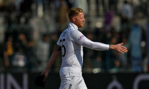 Williamson denied as England stay in the fight in Christchurch