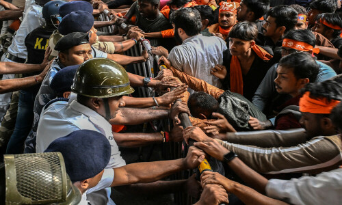 Bangladeshi politicians urge calm after clashes