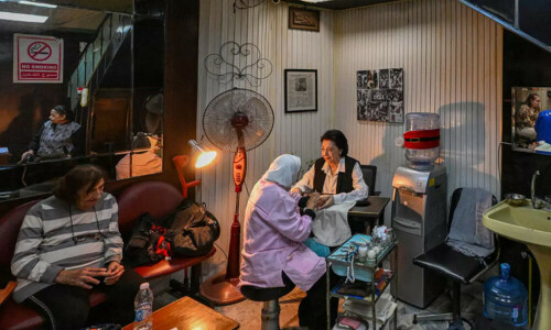 Manicurist to the stars keeps Cairo&rsquo;s golden age alive