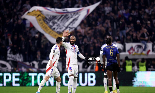 Marseille down Monaco with late penalty, Lyon score four