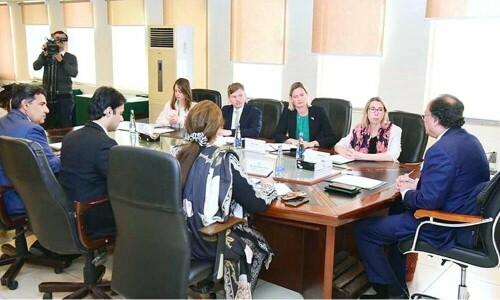 ایف سی ڈی او اصلاحاتی پروگرام کی حمایت کرتا ہے، اورنگزیب