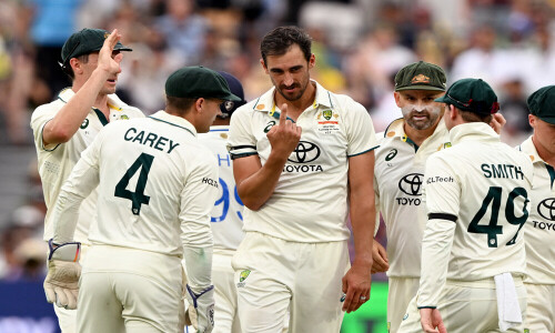 Australia on top in 2nd India Test after Starc takes six