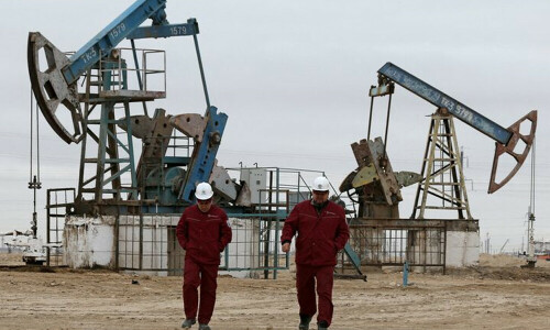 Oil climbs 1% to 3-week high as more sanctions loom on Russia, Iran