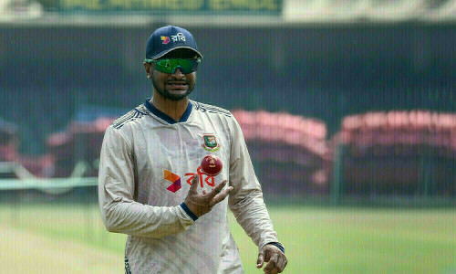 Bangladesh&rsquo;s Shakib Al Hasan banned from bowling in ECB competitions