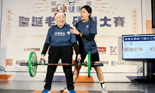 Weightlifting Taiwan granny, 90, garners cheers, health benefits at gym