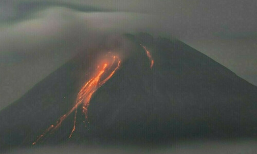 Hawaii&rsquo;s Kilauea volcano erupts, spewing columns of lava