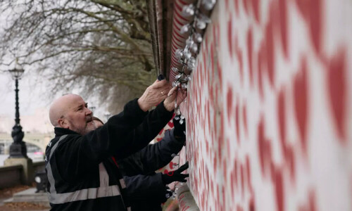 London wall illuminates Covid&rsquo;s enduring pain at Christmas