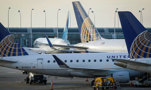 Dead body found in wheel well after United flight lands in Hawaii