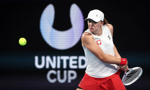 Swiatek battles back to take Poland into United Cup semis