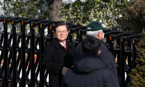 South Korea authorities in standoff in bid to arrest President Yoon