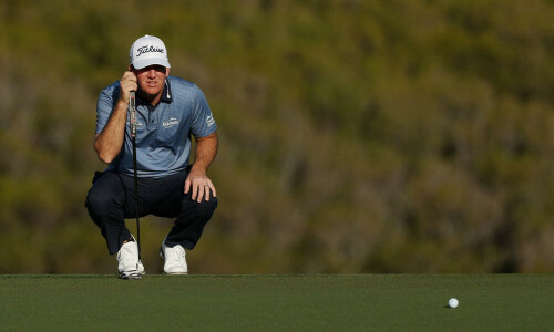 Hot start sends Tom Hoge to lead in PGA Tour opener