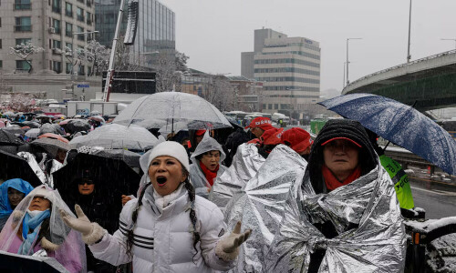 South Korea protesters rally for, against Yoon arrest as deadline looms