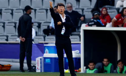 Indonesia sack coach Shin, citing World Cup target