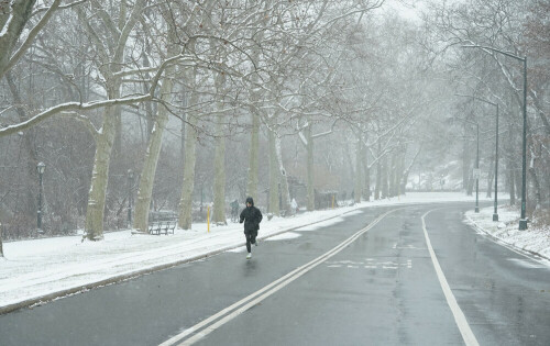 Winter storm leaves large US region blanketed in snow, ice