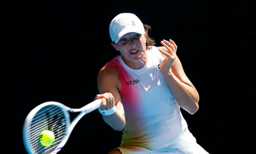 Iga Swiatek delivers unconvincing win to reach second round in Melbourne