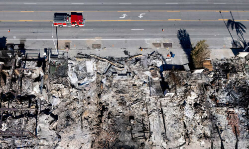 Los Angeles evacuees told to stay away from home at least another week