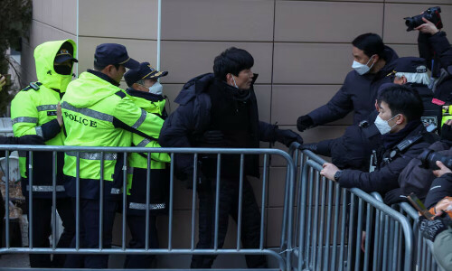 Protesters storm South Korea court after it extends Yoon&rsquo;s detention