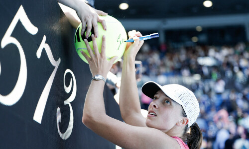 Iga Swiatek charges into Australian Open semi-finals