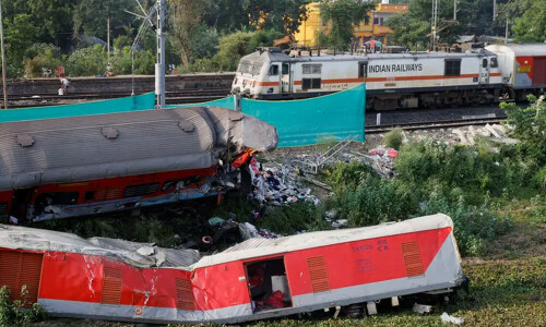 At least 11 killed in rail accident in west India
