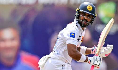 Dinesh Chandimal wages lone battle as Australia tighten grip on first Test