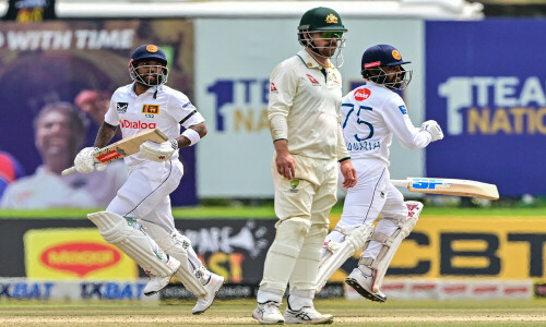 Sri Lanka facing worst-ever Test defeat, trail Australia by 414