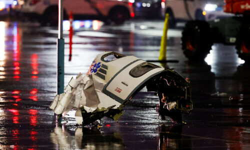 Small medevac plane crashes in Philadelphia with child, 5 others on board