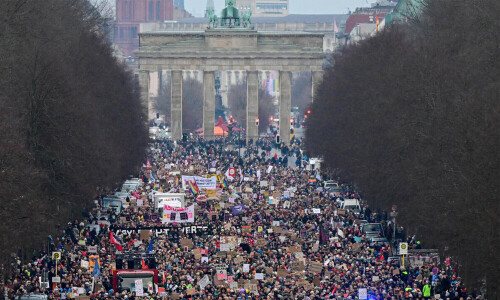 Tens of thousands protest in Berlin against far right